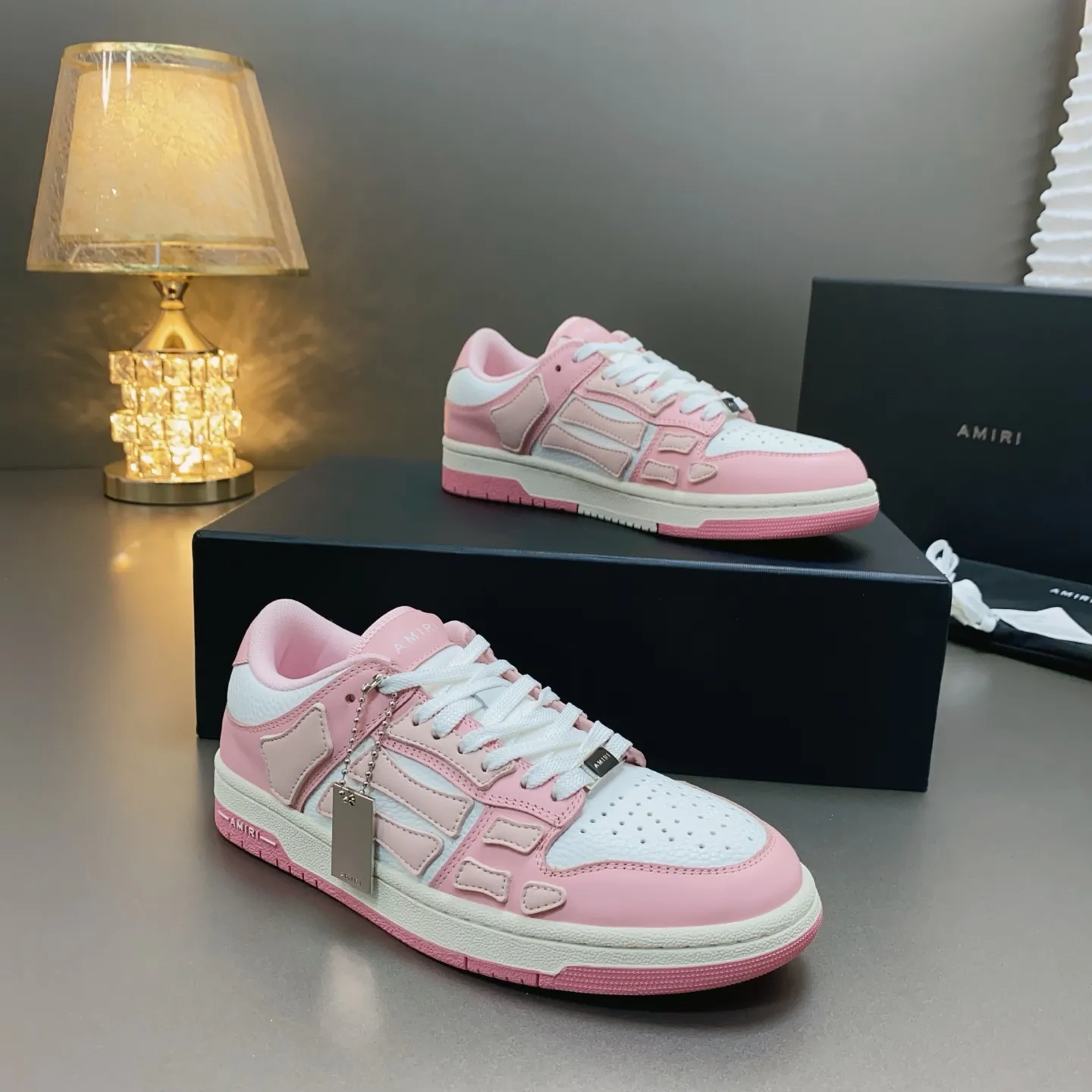 p580🐮🐮AMIRI Couple Style👑 The latest The Pacific Series Couple Style💀🦴Bone Stars Casual Sports Shoes Skateboard Shoes✔️ AMIRI's Pacific shoes are a sneaker that combines luxury and street style. Many celebrities and Internet celebrities have the same style. Its design and workmanship are very exquisite. Made of high-grade cow leather, soft to the touch and highly durable. 💎Fabrics: Original custom imported first-layer cowhide 💎Inner lining: Original customized breathable mesh 💎Foot: Original injection molded one-piece, comfortable, wear-resistant and not tiring for feet 💎Outsole: Original 1:1 molded three-color sole Original outsole 💎Sole thickness: 3CM 💎Size: Female 35-40 Male 39-46 💎Price; Top version 👑Special remarks Remark: (Female size 34 40 . Men's sizes 38 45 46 are customized and cannot be returned or exchanged. Please note when ordering! Thank you🤝🤝